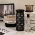 Tazza nera con borchie argentate a forma di croce e coperchio arrotondato, esposta su un tavolo - 220ml / Notte Stellata (Semplice)