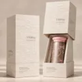 Scatola regalo accanto alla confezione aperta, con tazza dal coperchio rosa e motivo a fiocco - 220ml / Perla di Raso (Confezione Regalo)