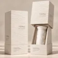 Tazza termica bianca con motivo a conchiglie, esposta in una confezione regalo coordinata e materica - 220ml / Bianco Chiaro di Luna (Confezione Regalo)