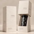 Bicchiere nero opaco con motivi floreali argentati, esposto in una scatola regalo aperta goffrata - 220ml / Notte Stellata (Confezione Regalo)