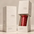 Bicchiere termico rosso con piccoli cuori accanto alla sua confezione regalo testurizzata - 220ml / Cuore Cremisi (Confezione Regalo)