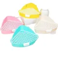 Vaschette triangolari colorate con griglie bianche e clip, disposte insieme su sfondo bianco - Toilette Triangolare / Giallo