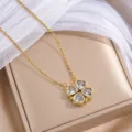 Goudkleurige klaverbladketting met vier heldere hartvormige stenen en een fijne schakelketting - Klavertjevier Hart Hanger (X0178) / Wit