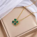Goudkleurige ketting met klaverhanger en vier groene hartvormige stenen in een sieradendoos - Klavertjevier Hart Hanger (X0178) / Smaragd