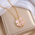 Goldfarbene Halskette mit vierblättrigem Herzblüten-Anhänger, rosa Emaille und weißen Steinchen - Gold Rosa Herz Kleeblatt (X1208) / Gold + Rosa