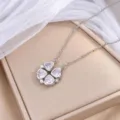 Silberfarbene Kleeblattkette mit herzförmigen weißen Zirkonia und feiner Gliederkette - Stahl Weiß Herz Kleeblatt (X1510) / Stahl und Weiß