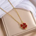 Goldfarbene Halskette aus Titanstahl mit rotem Kleeblatt-Anhänger aus herzförmigen Steinen - Doppelseitig Rot/Schwarz Gold (X0106) / Gold mit Rot/Schwarz