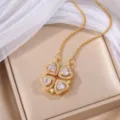 Goldfarbene Kleeblattkette mit vier herzförmigen Zirkonia und feiner Kette auf Schmuckkissen - Gold Vierblättrige Blume (X0161) / Gold