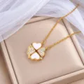 Goldfarbene Kette mit vierblättrigem Herzanhänger, weißen Einlagen und klaren Steinakzenten - Gold Herz Vierblättrige Blume (X1421) / Gold