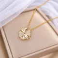 Goldfarbene Kleeblattkette aus Titanstahl mit herzförmigen Blättern und Zirkonia-Akzenten - Gold Polierte Vollzirkon-Herzblume (X1233) / Gold