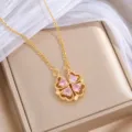 Goldfarbene Kleeblattkette mit rosa herzförmigen Schmucksteinen, auf einer Schmuckbox präsentiert - Gold Rosa Herz (X1241) / Gold + Rosa