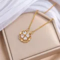 Goldfarbene Kleeblattkette aus Titanstahl mit weißen, herzförmigen Zirkonia, in einer Schmuckbox präsentiert - Gold Weiß Herz (X1242) / Gold + Weiß
