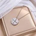 Silberfarbene Kleeblattkette mit funkelnden herzförmigen Blättern und feiner Gliederkette - Stahl Herz Kleeblatt (X1481) / Stahlfarben