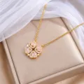 Goldfarbene Kleeblattkette mit Anhänger aus vier Herzen und funkelnden rosa-weißen Steinen - Gold Rosa (X2964) / Gold + Rosa