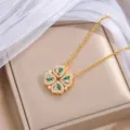 Goldene Kleeblattkette mit grünen Steinen und weißen Zirkonia auf beigem Schmuckkästchen - Gold Grün (X2965) / Gold + Grün