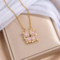 Goldfarbene Kleeblattkette mit vier rosa herzförmigen Steinen und funkelnden klaren Akzenten - Gold Rosa Vierpunktstern (X2987) / Gold + Rosa
