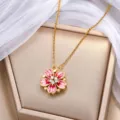 Goldfarbene Halskette mit rosa Sakura-Blütenanhänger, weißen Steinakzenten und feiner Kette - Rosa Blume (X3272) / Rosa Blume