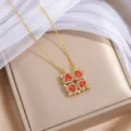 Goldene Kleeblatt-Halskette mit orange-roten Herzsteinen und klaren Kristallakzenten - Gold Orange Vierpunktstern (X1063) / Gold und Orange