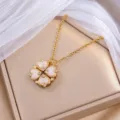 Goldfarbene Kleeblattkette mit weißen Herz-Perlmuttteilen und funkelnden Steinakzenten - Gold Herz (X1638) / Gold