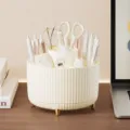 Organizer da scrivania girevole in plastica crema, con scanalature, scomparti e piedini dorati - bianco crema