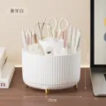 Organizer girevole da scrivania color avorio, con scomparti, piedini dorati e articoli di cancelleria - Bianco Puro