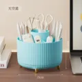 Organizer da scrivania girevole azzurro cielo, in plastica rigata, con scomparti e piedini dorati - Celeste