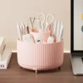 Organizer da scrivania rosa girevole in plastica, con scomparti rotondi e piedini dorati - Rosa Ammirevole