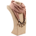 Dettaglio foulard collana in chiffon rosa con cristalli ambra e perle eleganti - Kaki Beige