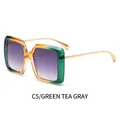 Lunettes de soleil carrées dégradé vert thé et orange avec branches en métal doré fin - Monture Thé Vert / Verres Gris Dégradé