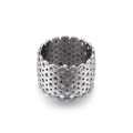 Gepolijste zilveren brede holle geometrische ring met 18K witgouden beplating - US 7 / Staalkleur
