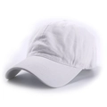 Primer plano detallado de gorra de algodón blanco con costuras precisas y ojales de ventilación - Ajustable / Blanco