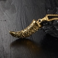 Dettaglio ravvicinato del ciondolo a dente di lupo dorato con motivi traforati - Colore Oro (Solo Pendente)