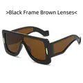 Gafas de sol cuadradas con montura negra, lentes marrones y detalles metálicos dorados - Montura Negra Lentes de Té