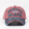 Detalle de gorra de béisbol vintage lavada con bordado desgastado y contraste rojo-azul - Ajustable / Burdeos + Azul Marino