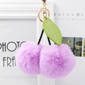 Paarse kers faux fur sleutelhanger met gouden ring en groen lederen blad detail - Violet