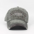 Detalle de gorra de béisbol gris lavado con bordado y borde de visera en cuero marrón - Ajustable / Verde Militar