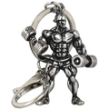 Detail van een zilveren gespierde man sleutelhanger van metaal met halters voor fitnessfans - Halter Fitness Figuur (kc032s) / Zilver