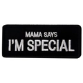 Gros plan d'un écusson rectangulaire noir avec broderie blanche MAMA SAYS I'M SPECIAL - Mama Says I'm Special (Noir)