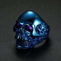 Detail shot of the vintage skeleton skull ring with blue and purple electroplated finish - US 7 / Blue
