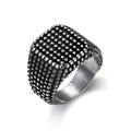 Anello vintage punk da uomo in titanio nero con trama a borchie quadrate spesse - US 12 / Colore Acciaio (27109)