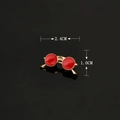Spilla a occhiali da sole dorata con lenti rosse e dimensioni 2,4 cm per 1,0 cm - 2.4x1.0cm / Occhiali da Sole - Piccola - Oro/Rosso