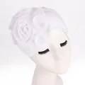 Détail d'un turban blanc élégant avec grande fleur en mousseline 3D pour femme - Blanc
