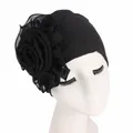 Détail de la grande fleur en mousseline sur le turban élastique noir pour femme - Noir