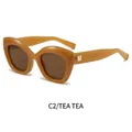 Occhiali da sole retrò cat-eye color tè con montatura marrone e dettagli in metallo - Montatura Tè Lenti Tè