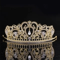 Dettaglio della corona barocca dorata con strass bianchi su sfondo nero riflettente - Base Dorata Con Strass Bianco