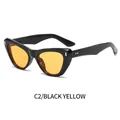Gafas de sol vintage cat-eye con montura negra, lentes amarillas y remaches dorados - Montura Negra Lentes Amarillas
