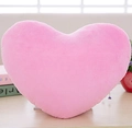Primo piano di un morbido cuscino di peluche a cuore rosa su sfondo decorativo interno - Rosa / 10cm