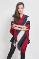 Dettaglio di un poncho in maglia a righe con eleganti frange e motivo a righe colorate - Bordeaux