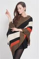 Dettaglio del poncho in maglia a righe multicolori con elegante orlo a frange - Arancione Caffè