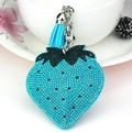 Porte-clés fraise en strass bleu et noir avec un pompon en daim bleu clair élégant - Bleu lac